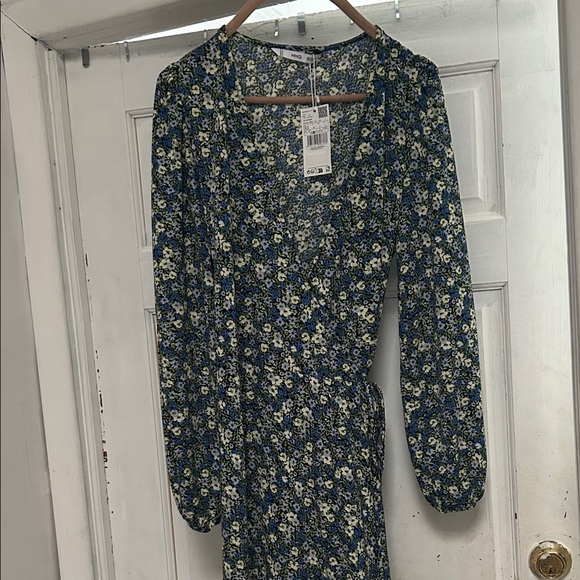NWTChic Long Sleeve Floral Dress - size 2/XS - Picture 4 of 4